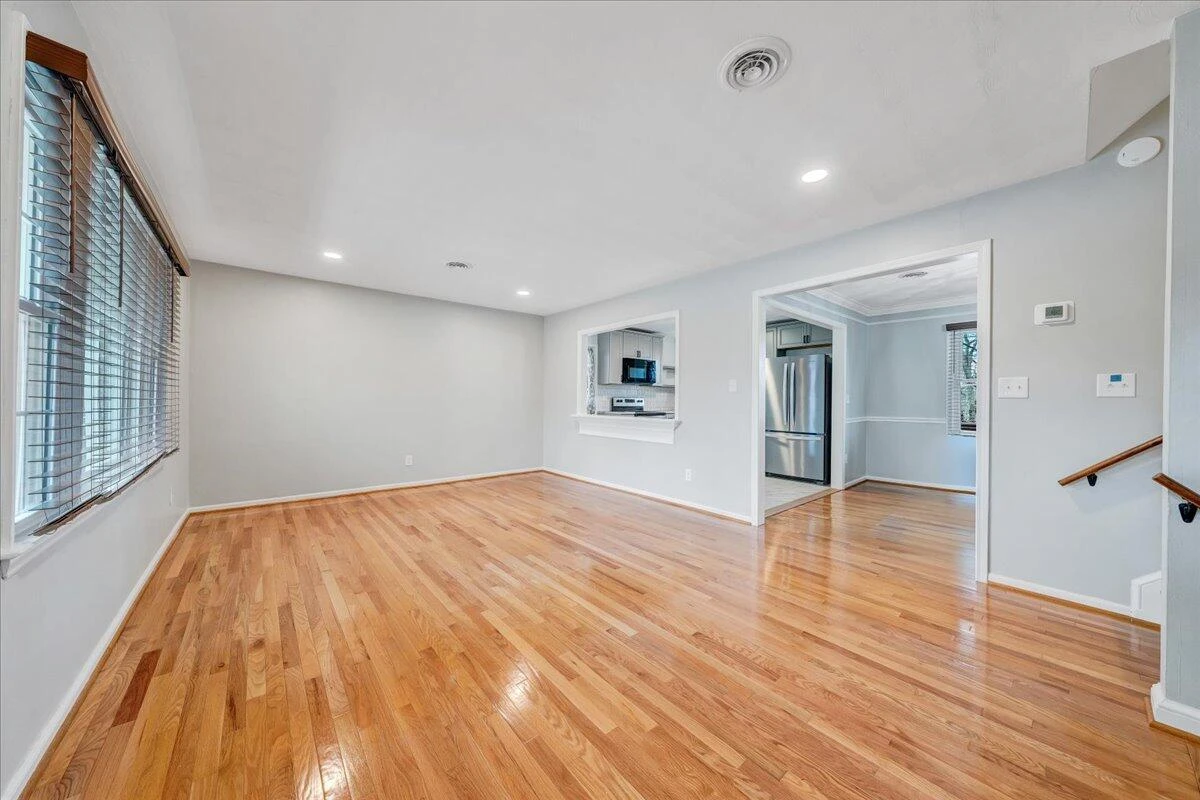 222 N Oakwood RD - Photo 4