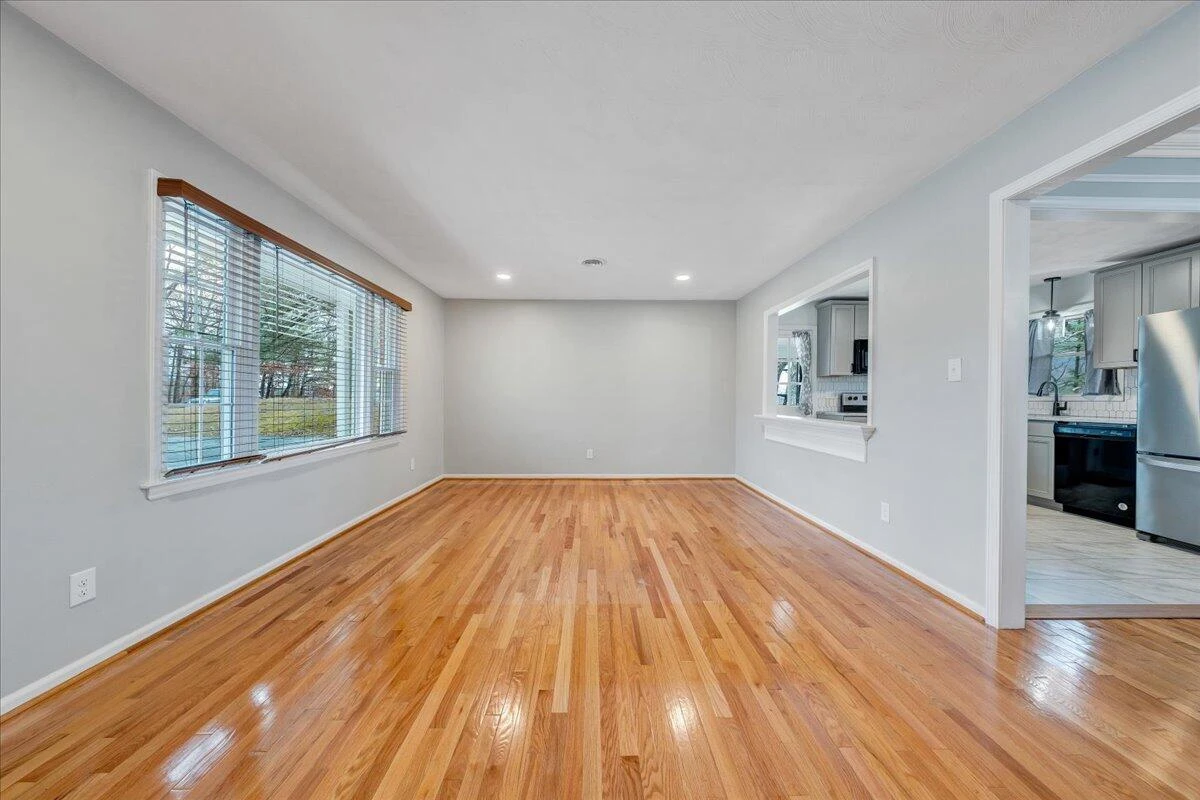 222 N Oakwood RD - Photo 5