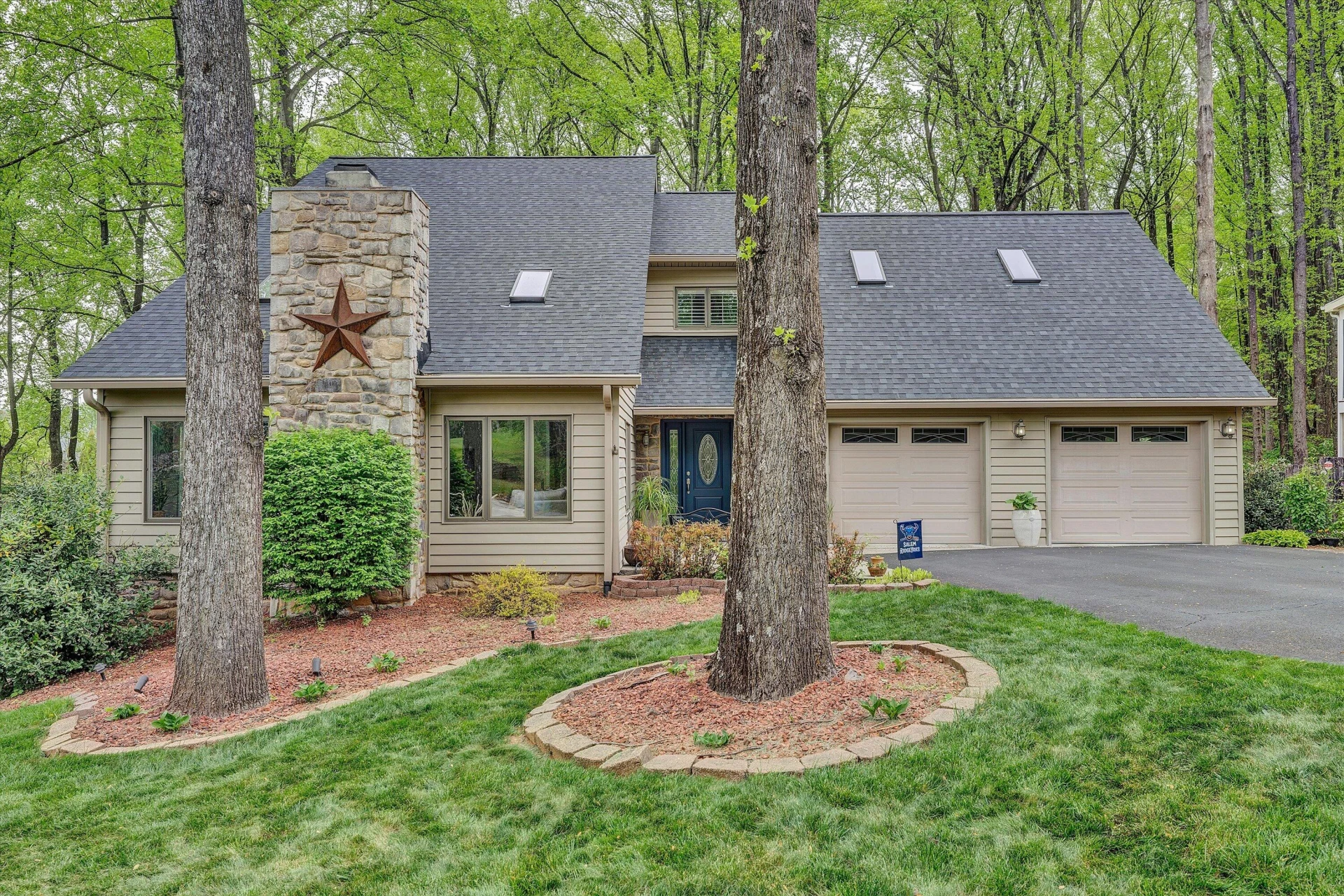 36 York ST - Photo 2