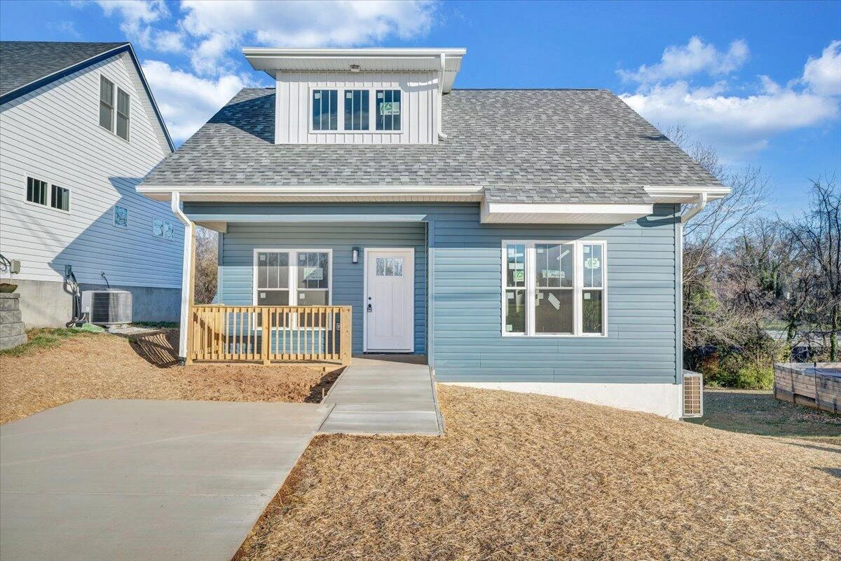 1815 North AVE NE - Photo 2