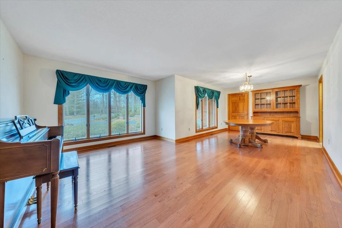 290 Patricia LN SE - Photo 4