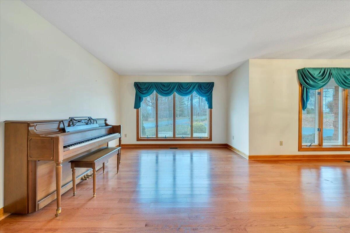 290 Patricia LN SE - Photo 5