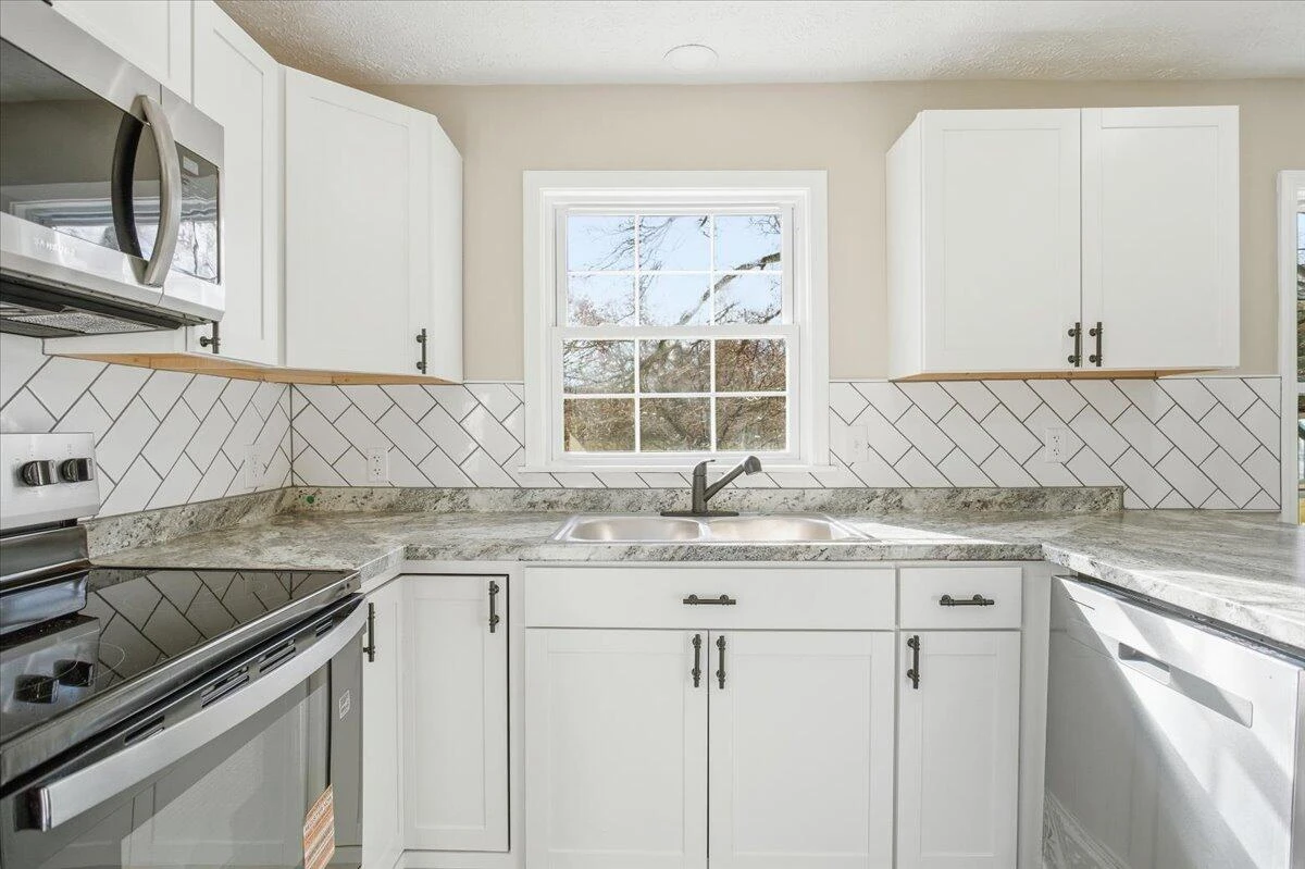707 Brandon AVE SW - Photo 4