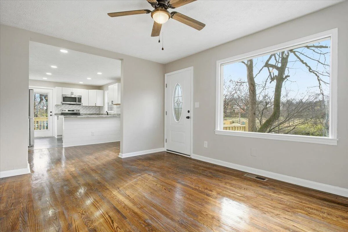 707 Brandon AVE SW - Photo 9