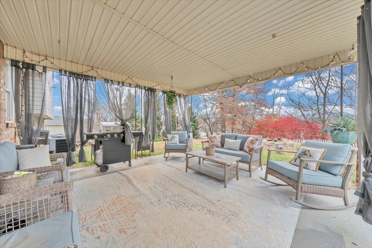 616 Elmcrest ST NE - Photo 9