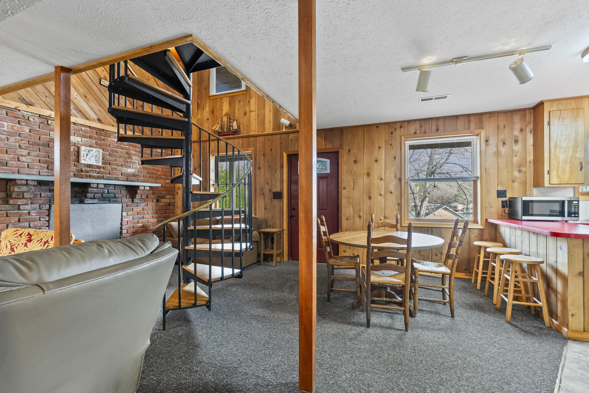 1392 Hermitage CIR - Photo 4