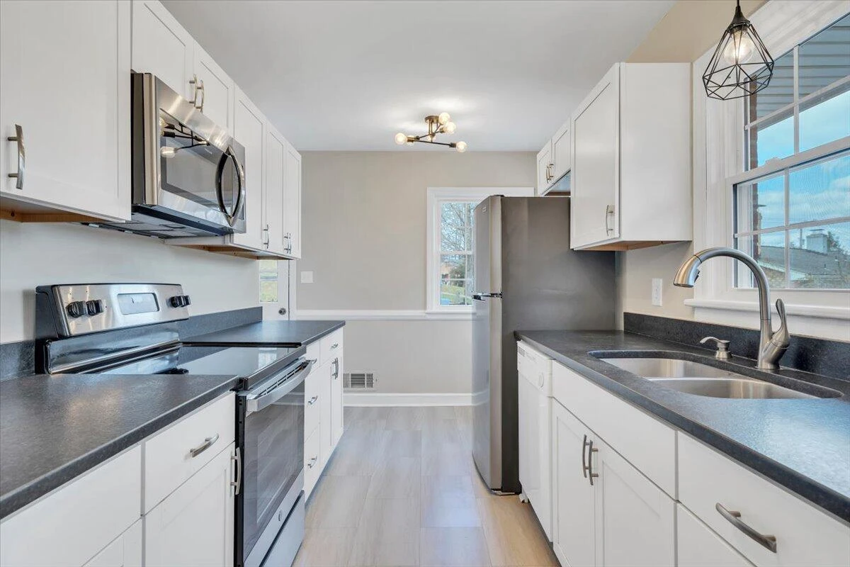 3406 Poplar DR - Photo 14