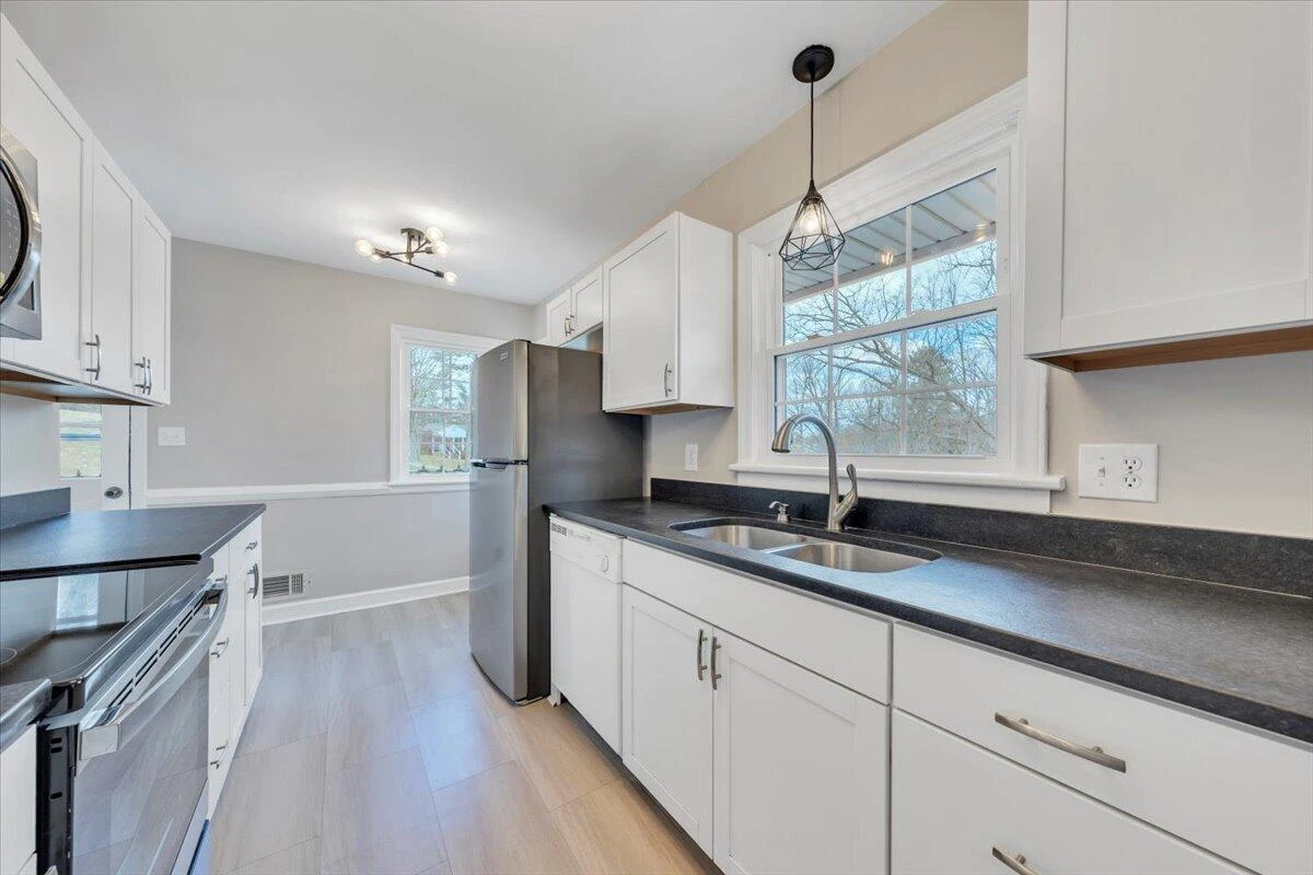 3406 Poplar DR - Photo 15