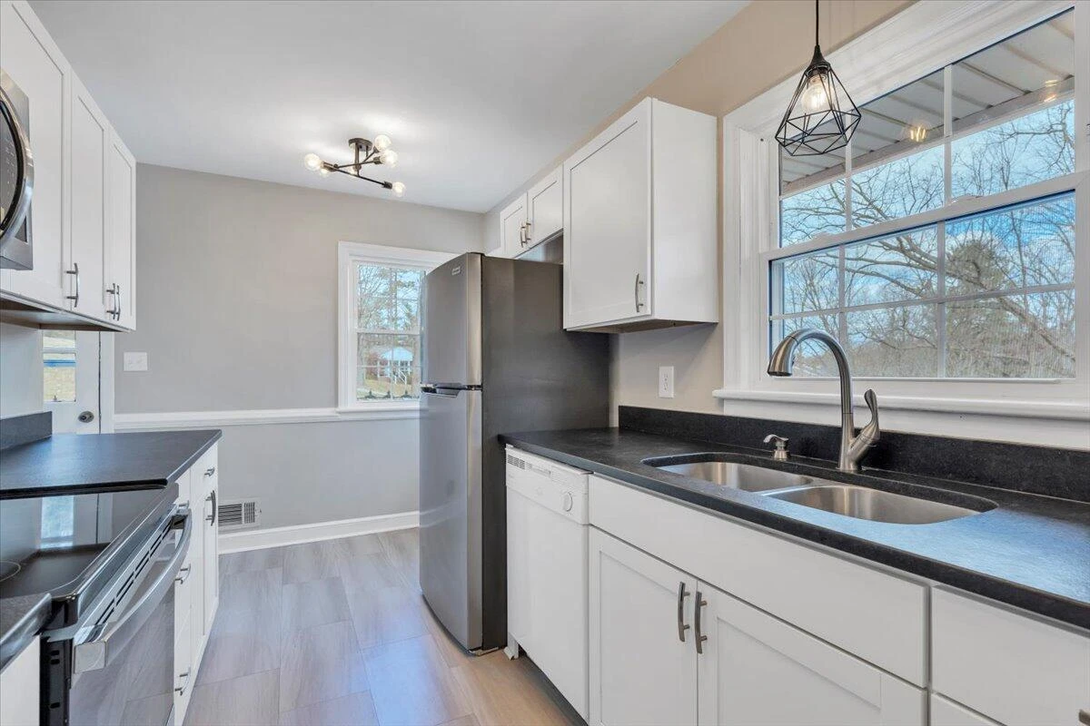 3406 Poplar DR - Photo 16