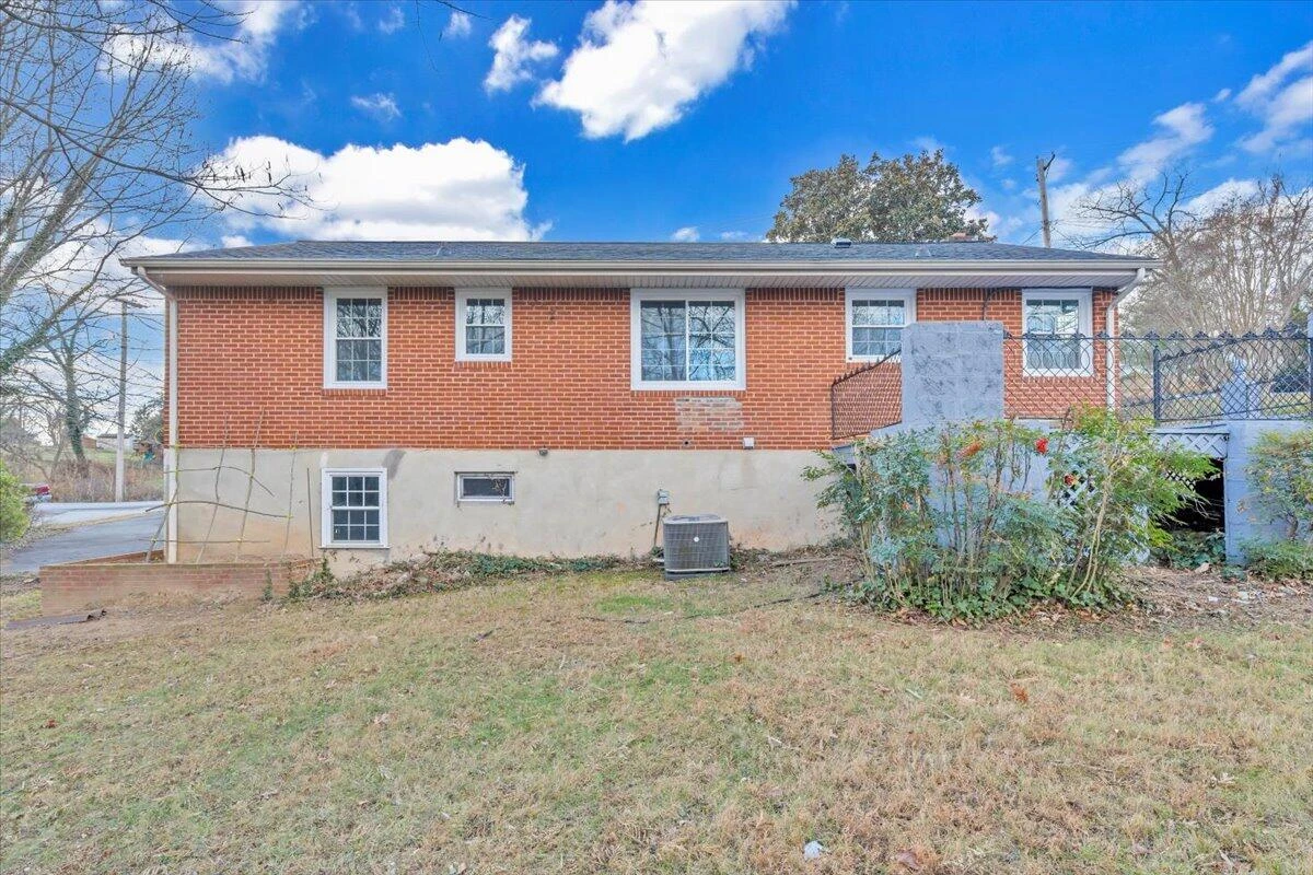 3406 Poplar DR - Photo 45