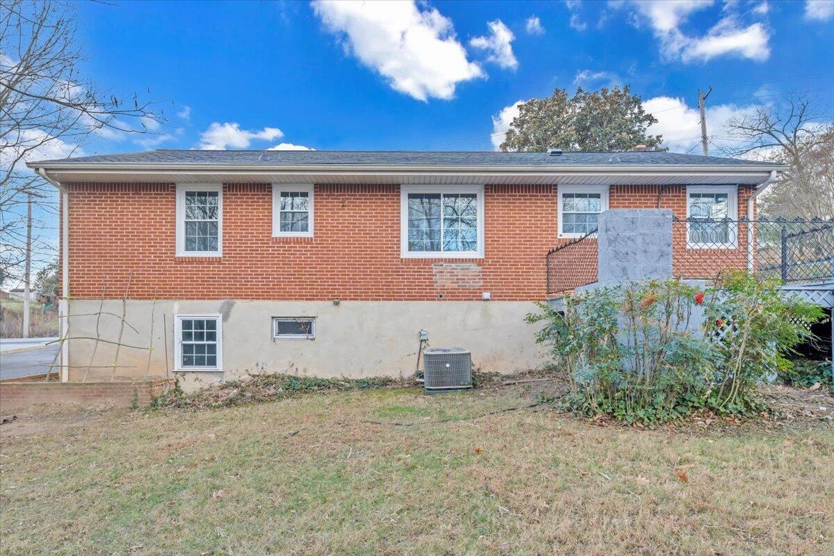 3406 Poplar DR - Photo 46
