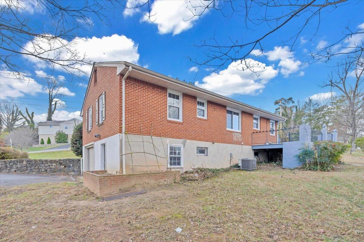 3406 Poplar DR - Photo 47