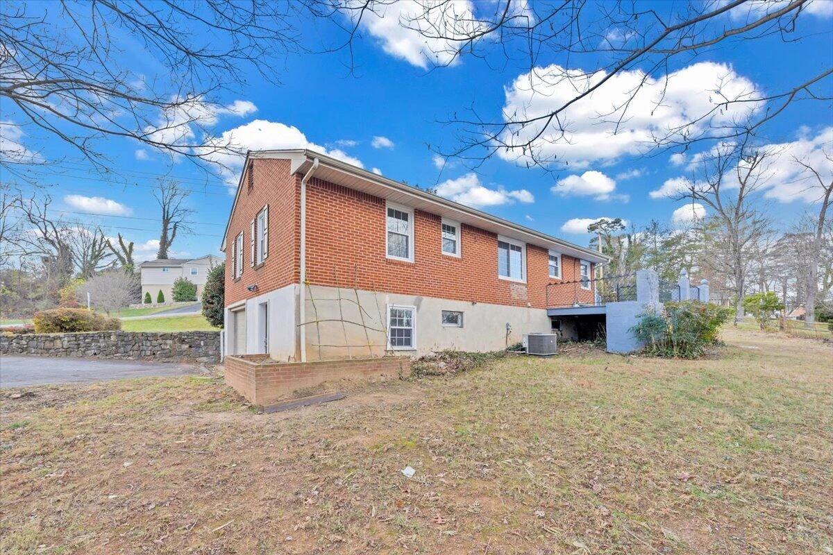 3406 Poplar DR - Photo 48