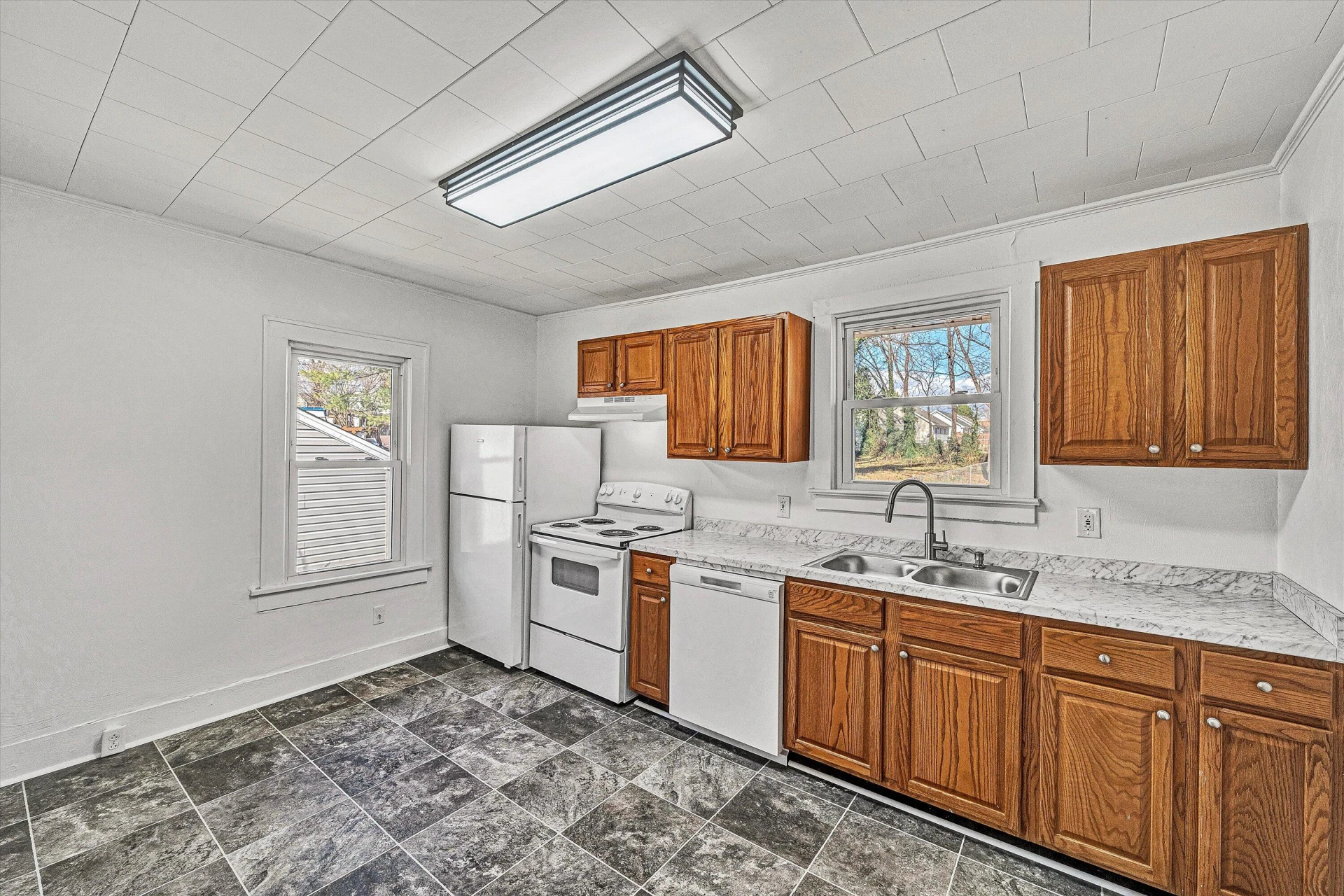 832 Mississippi AVE NE - Photo 12