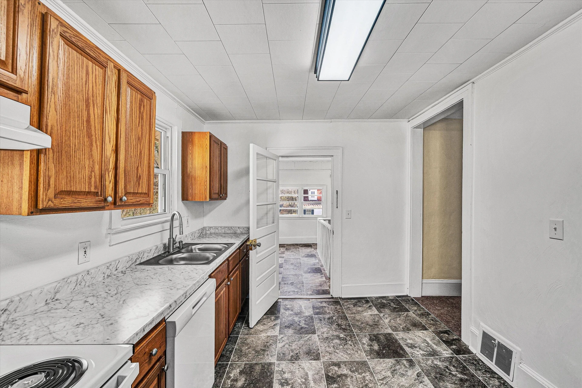 832 Mississippi AVE NE - Photo 14