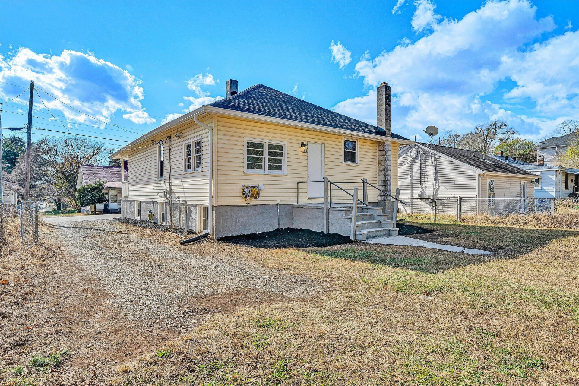 832 Mississippi AVE NE - Photo 17