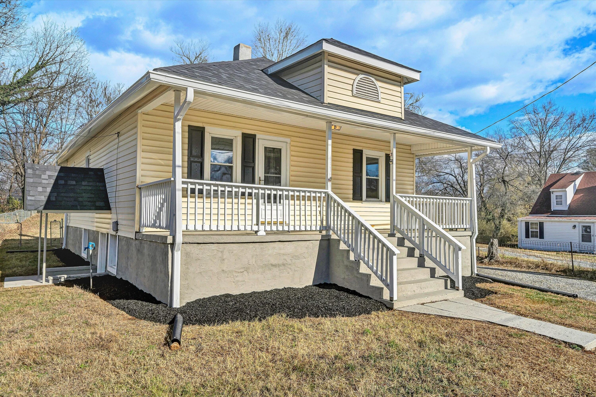832 Mississippi AVE NE - Photo 2