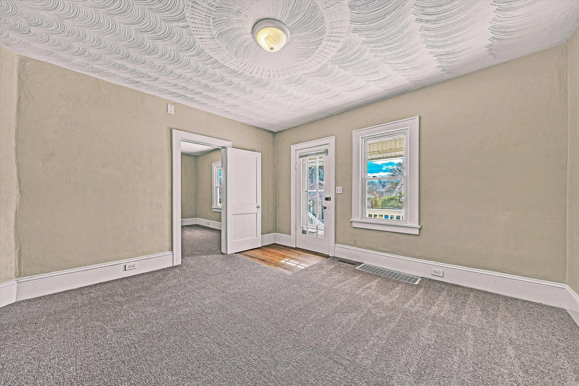 832 Mississippi AVE NE - Photo 4