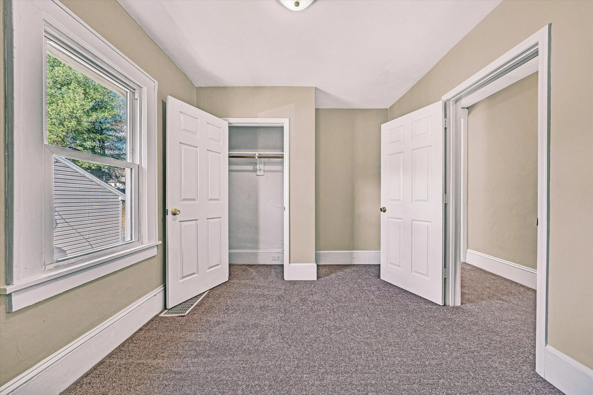 832 Mississippi AVE NE - Photo 9