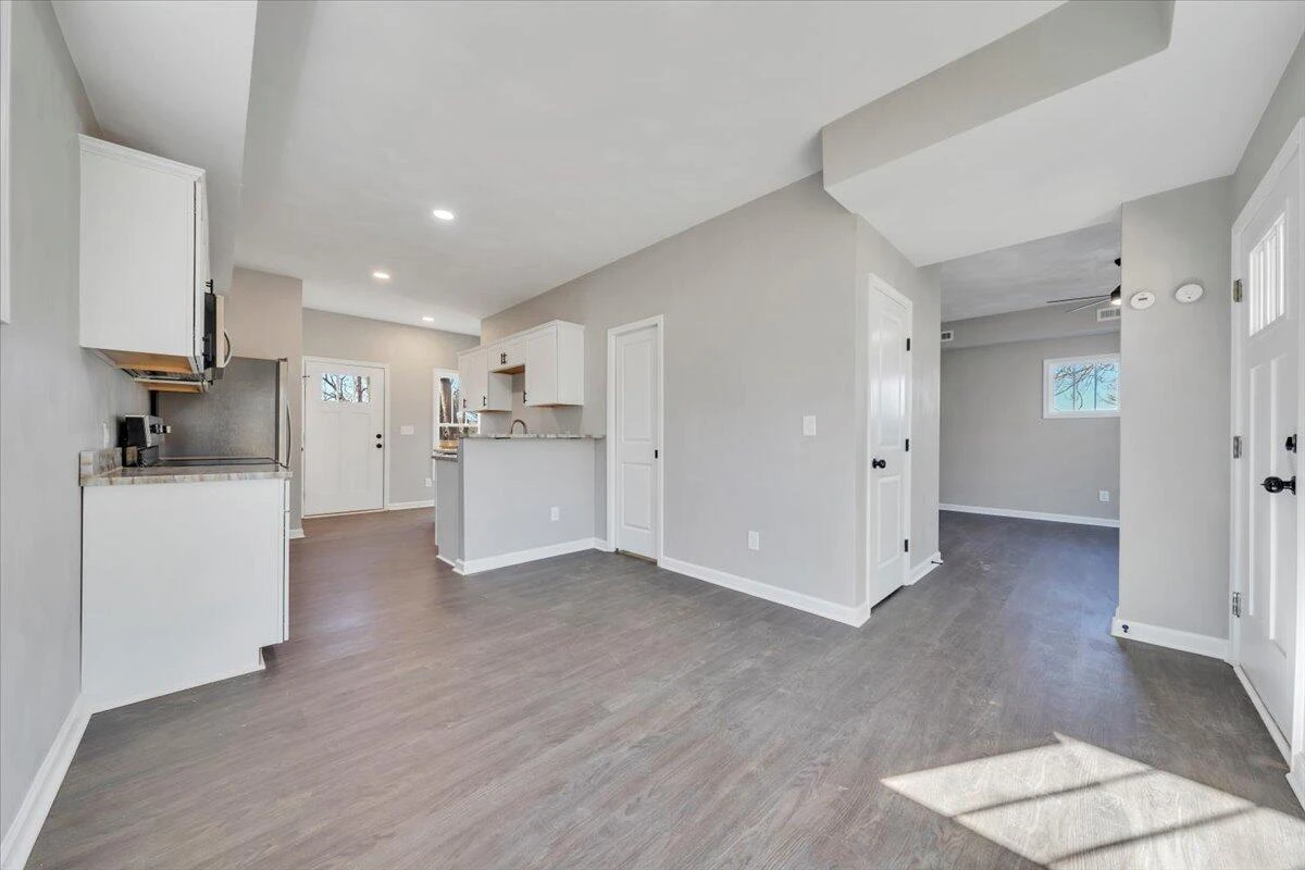 1225 15th ST SE - Photo 2