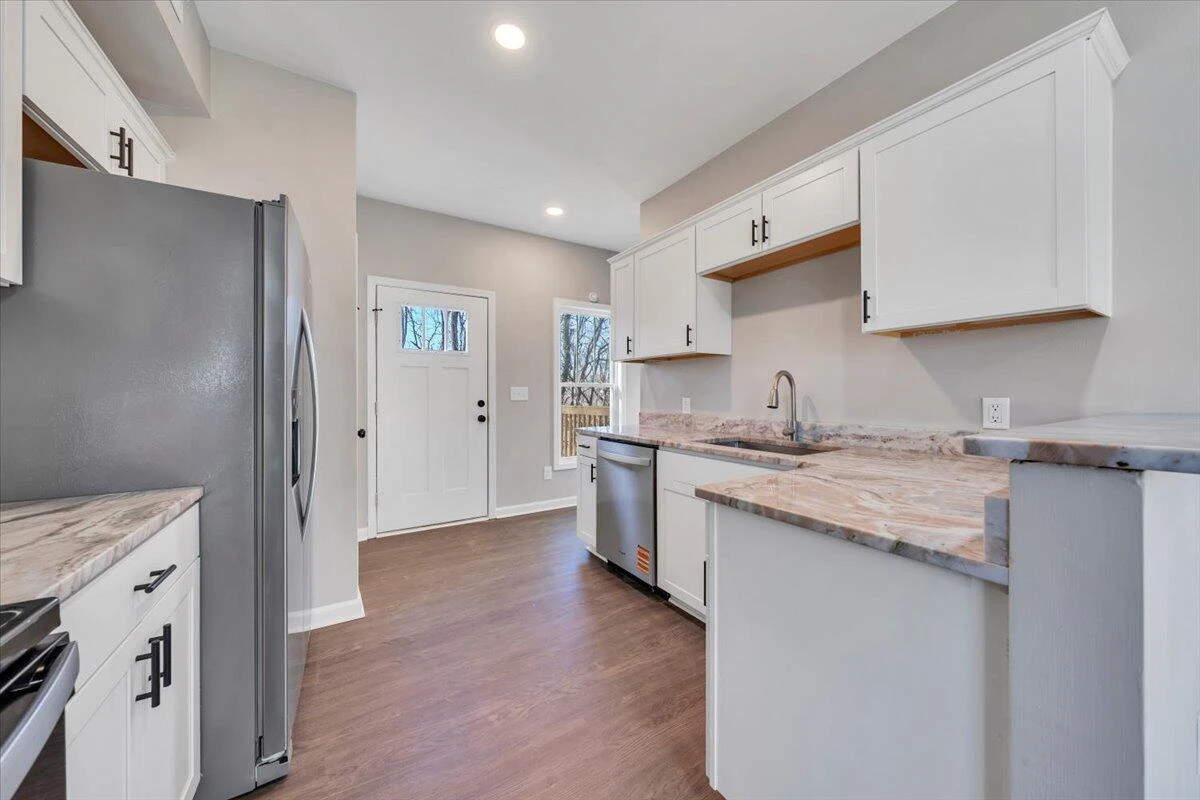 1225 15th ST SE - Photo 7