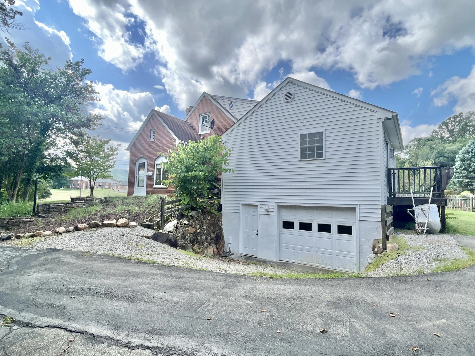 826 Red LN