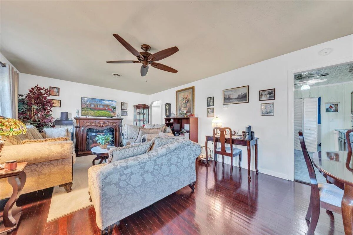 4820 Rutgers ST NW - Photo 3