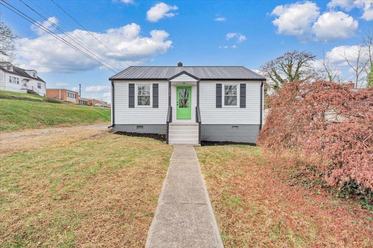 1004 26th ST SW - Photo 2
