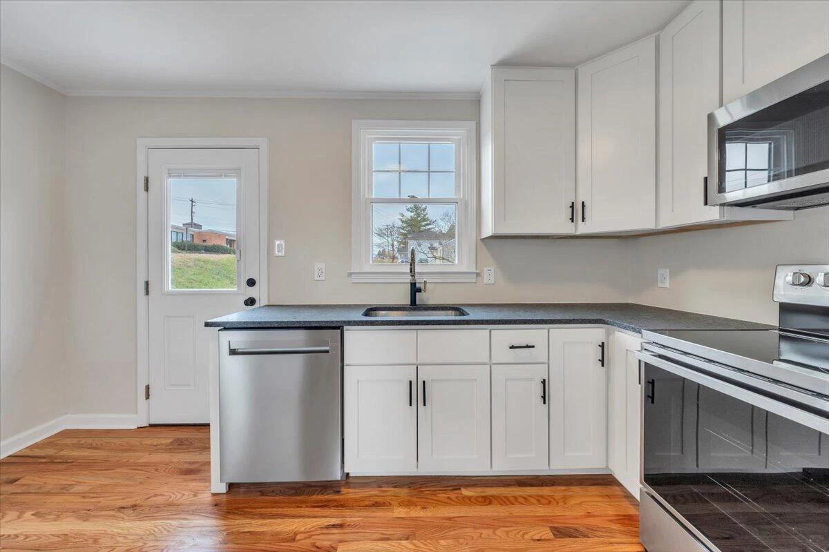 1004 26th ST SW - Photo 7