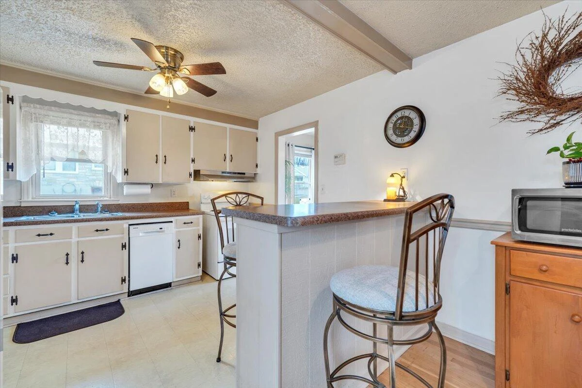 1319 Pechin AVE SE - Photo 11