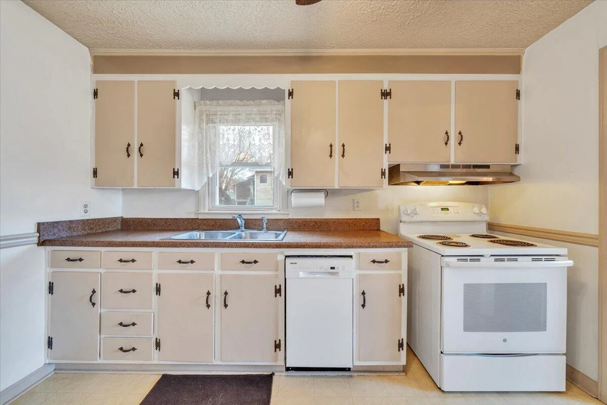 1319 Pechin AVE SE - Photo 13