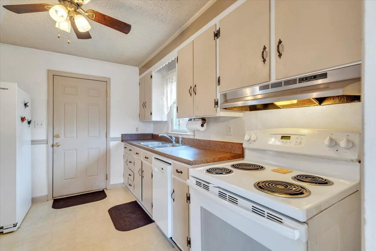 1319 Pechin AVE SE - Photo 14