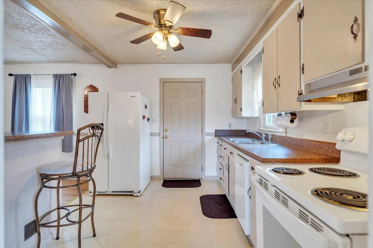 1319 Pechin AVE SE - Photo 15