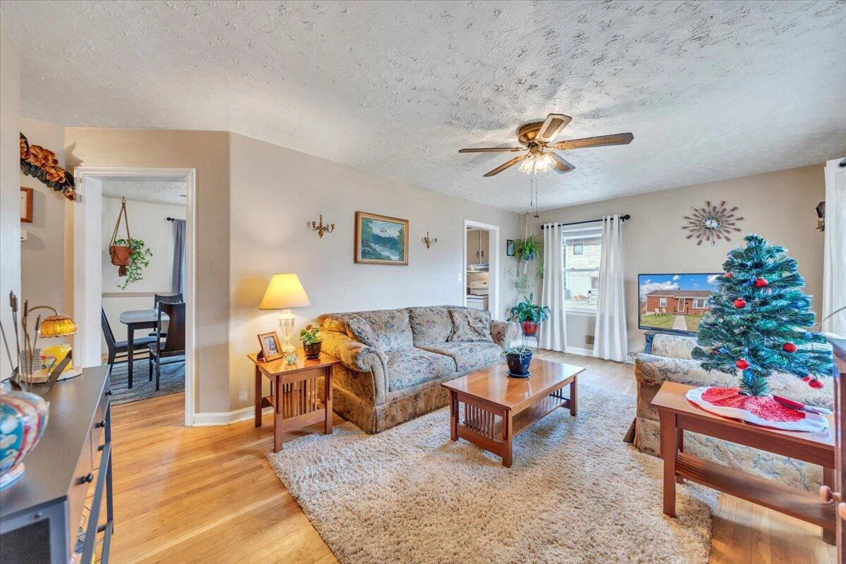 1319 Pechin AVE SE - Photo 4