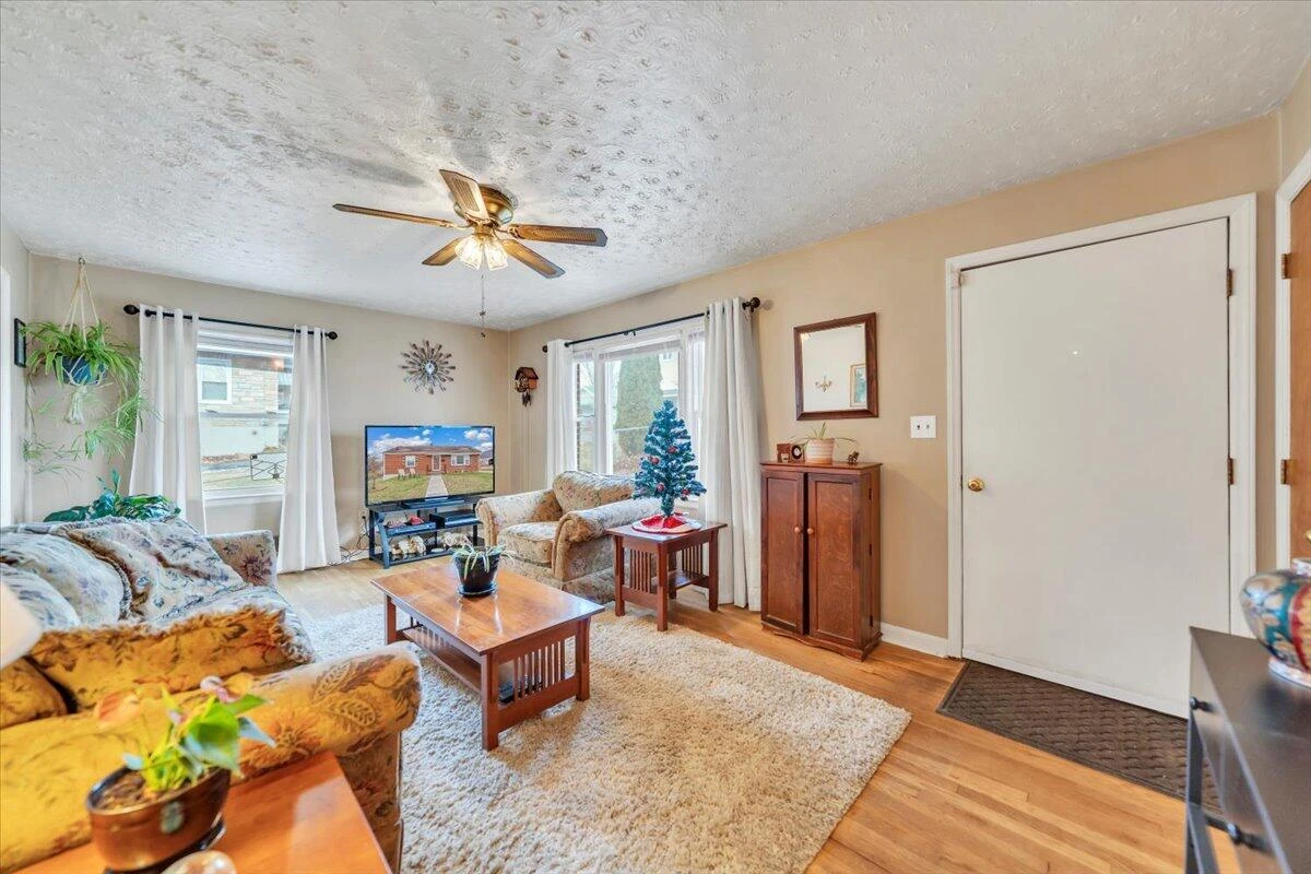 1319 Pechin AVE SE - Photo 6