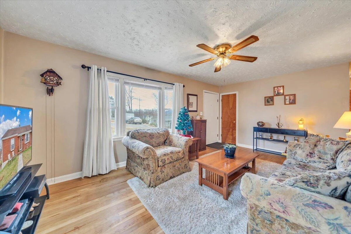 1319 Pechin AVE SE - Photo 7