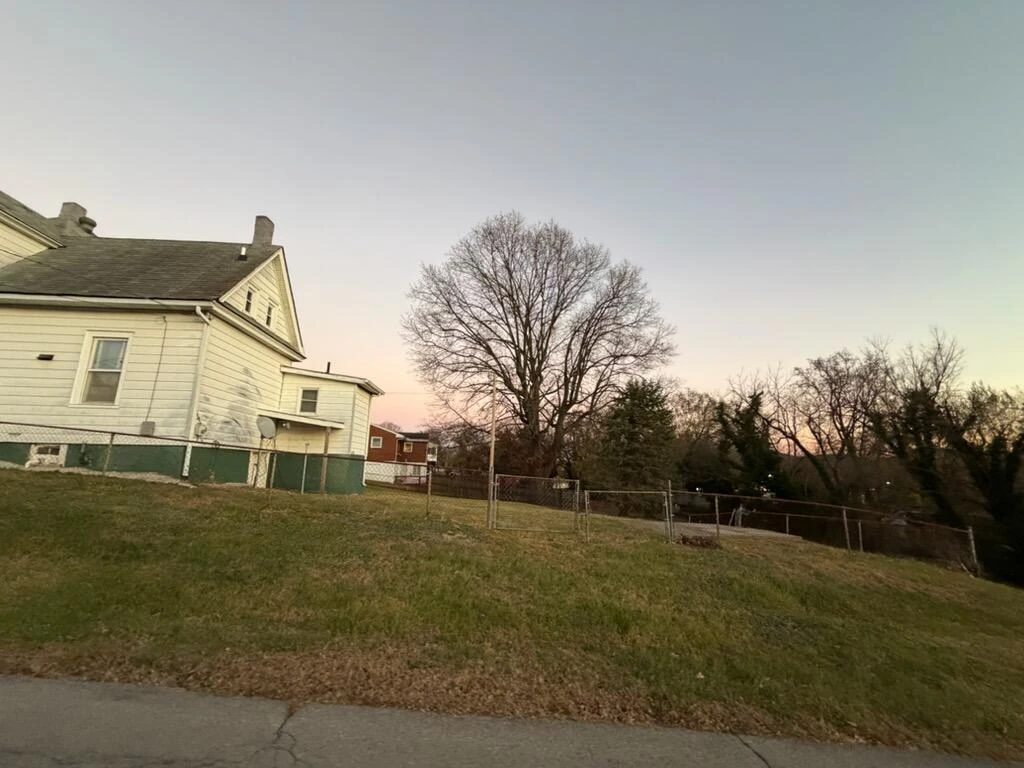 1730 MOORMAN AVE NW - Photo 4