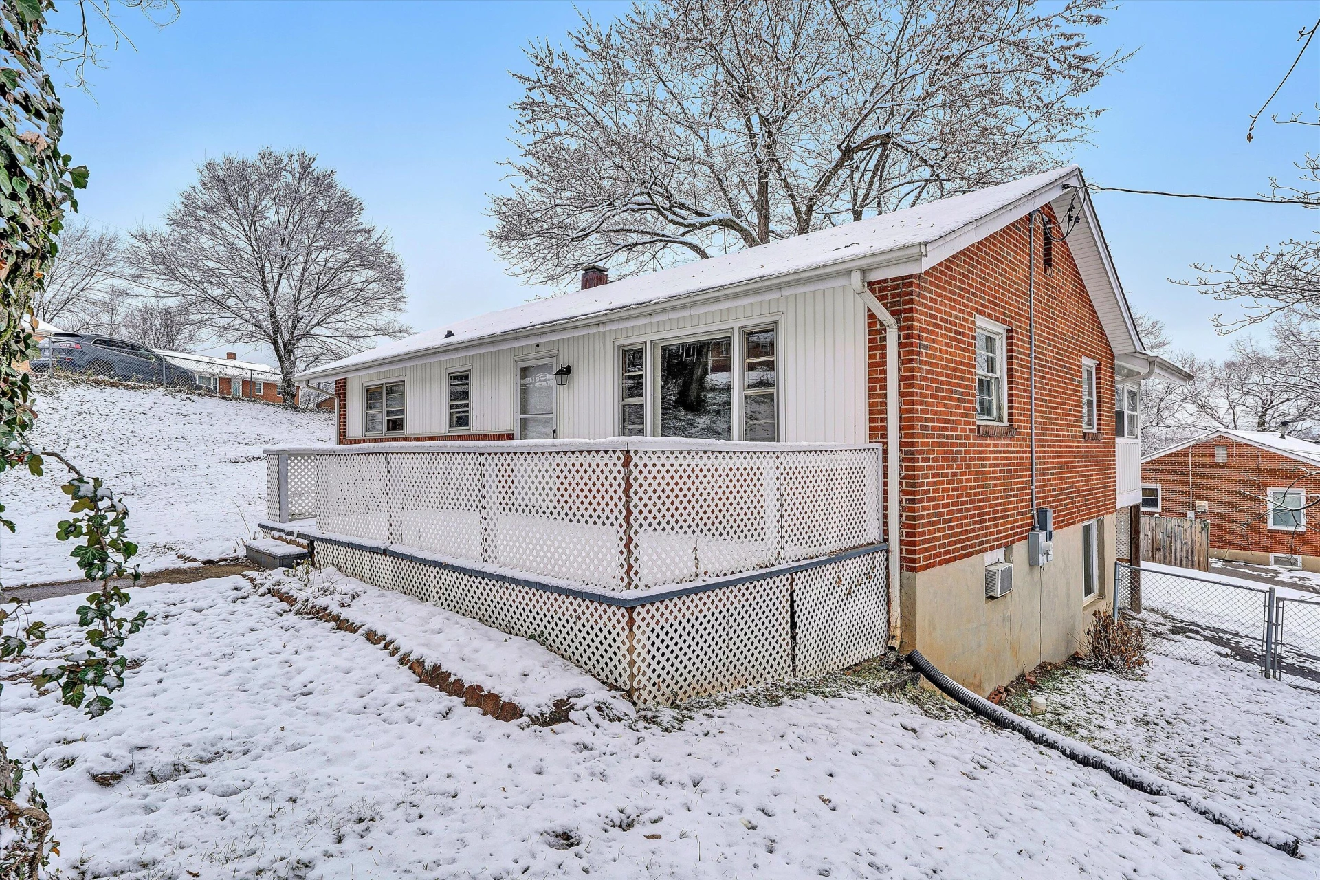 402 Cherryhill RD NW - Photo 2