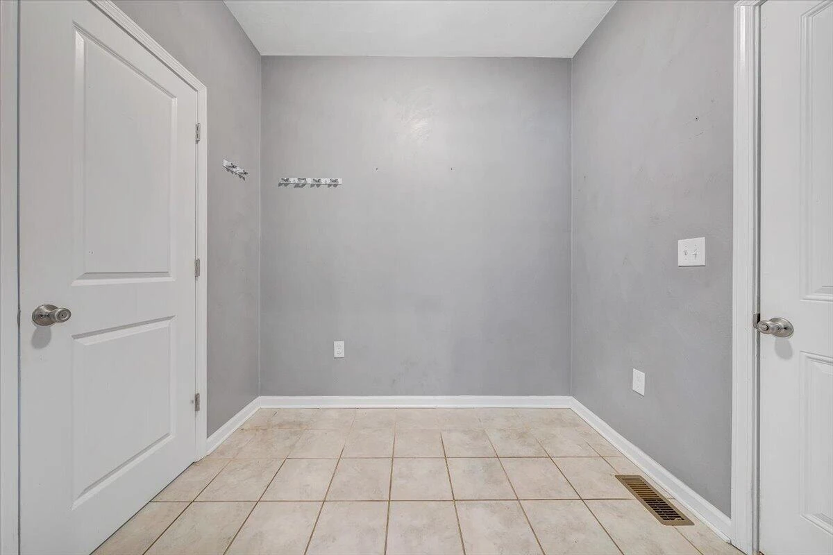 2060 Heys LN - Photo 32