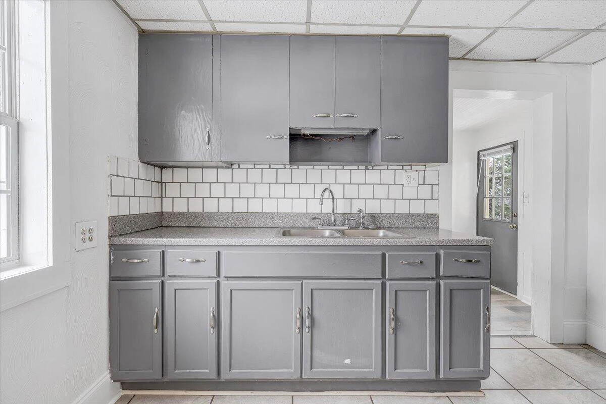 1507 Gladstone AVE SE - Photo 8