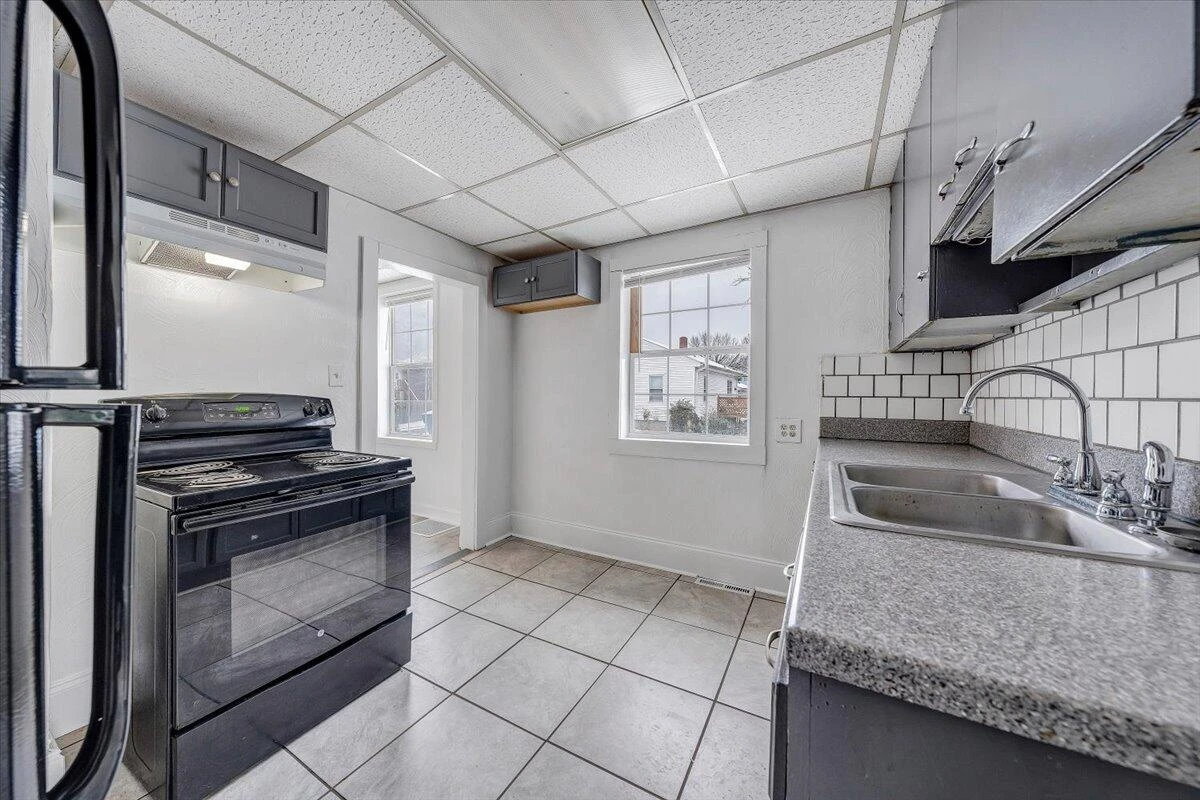 1507 Gladstone AVE SE - Photo 9