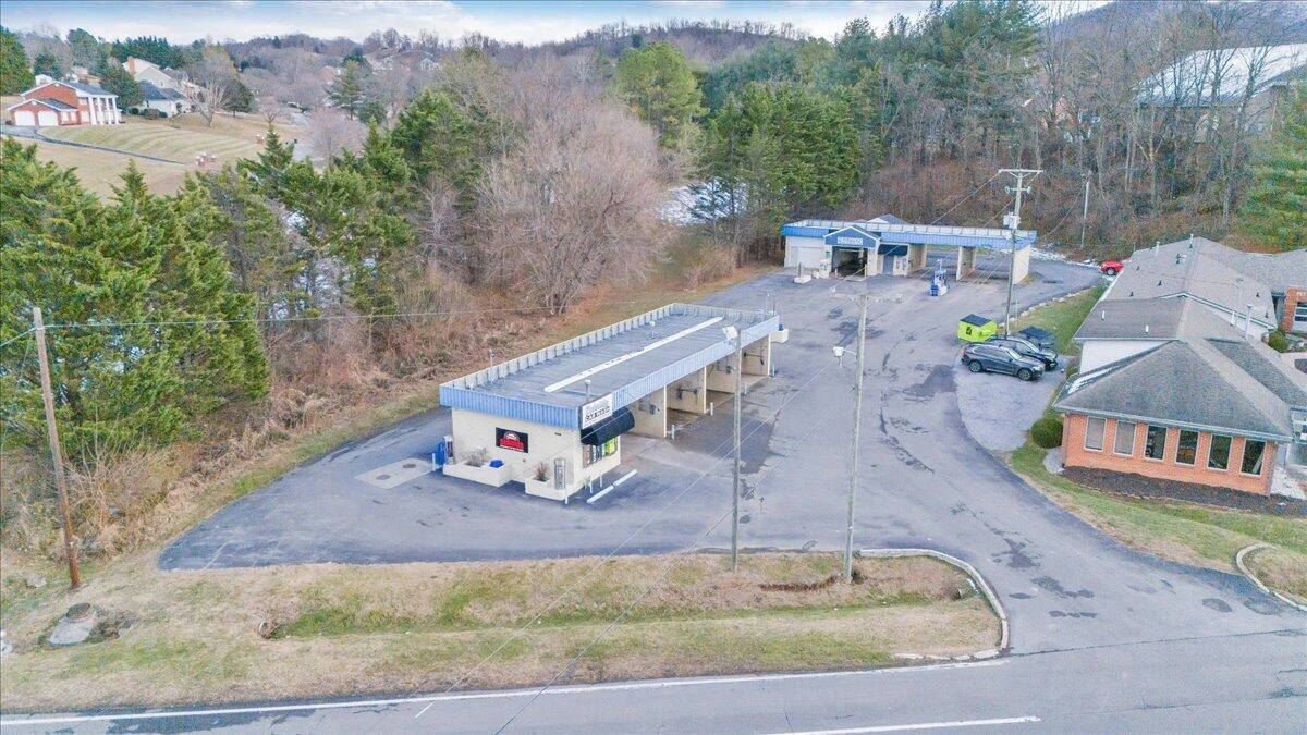 870 Roanoke RD