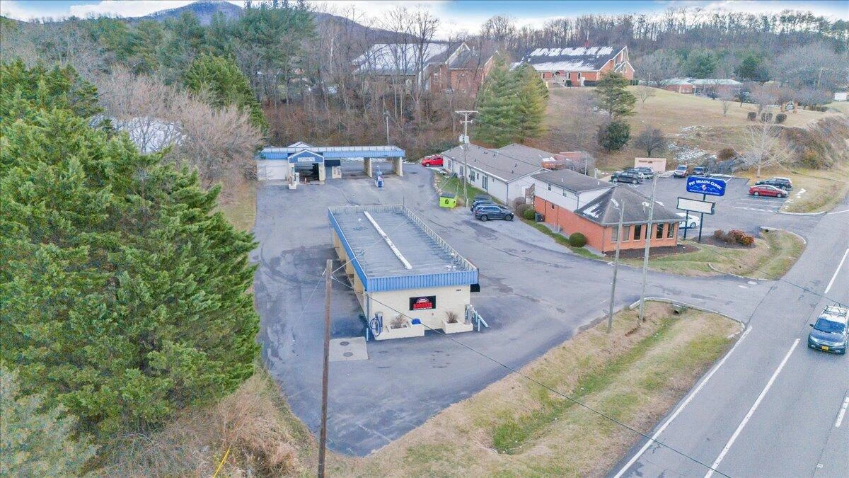 870 Roanoke RD - Photo 8