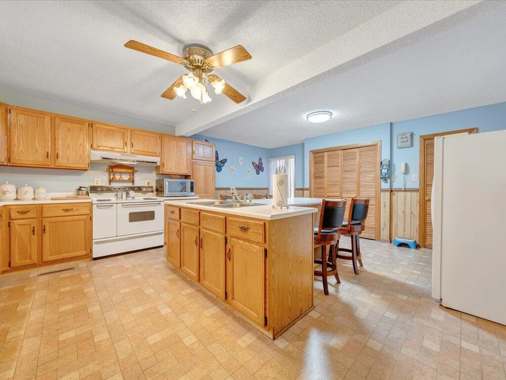 1043 Liberty ST - Photo 15