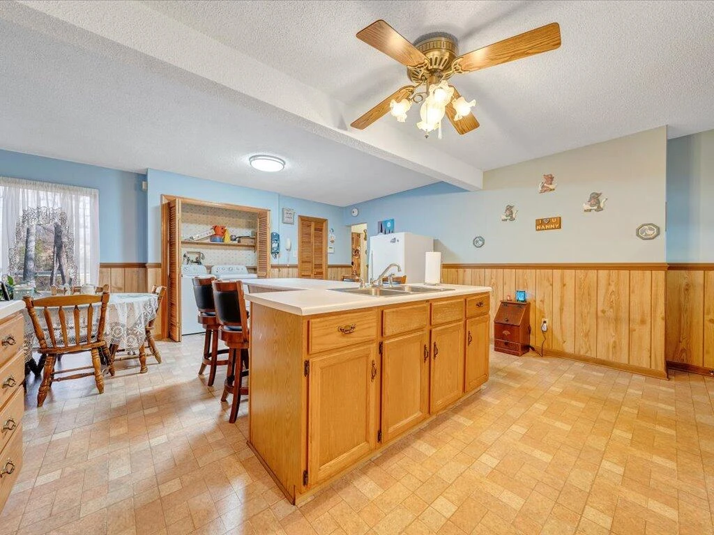 1043 Liberty ST - Photo 16