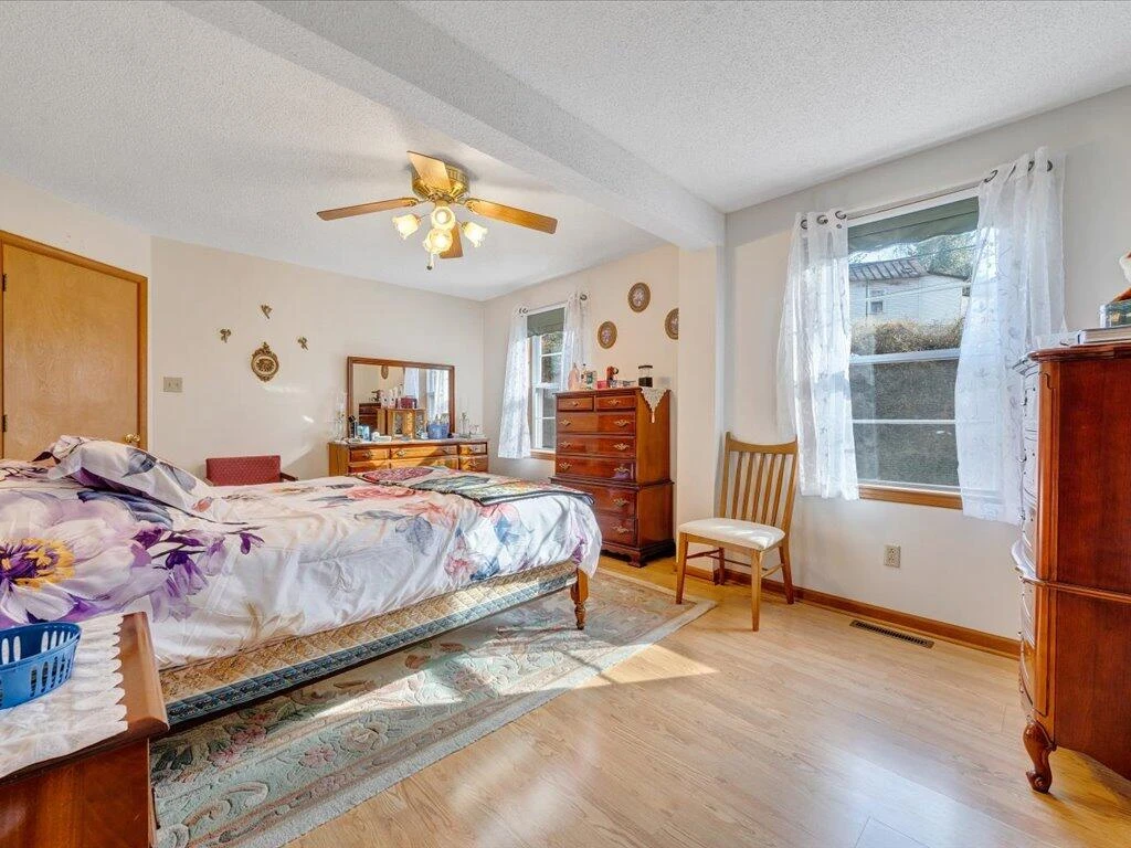 1043 Liberty ST - Photo 26