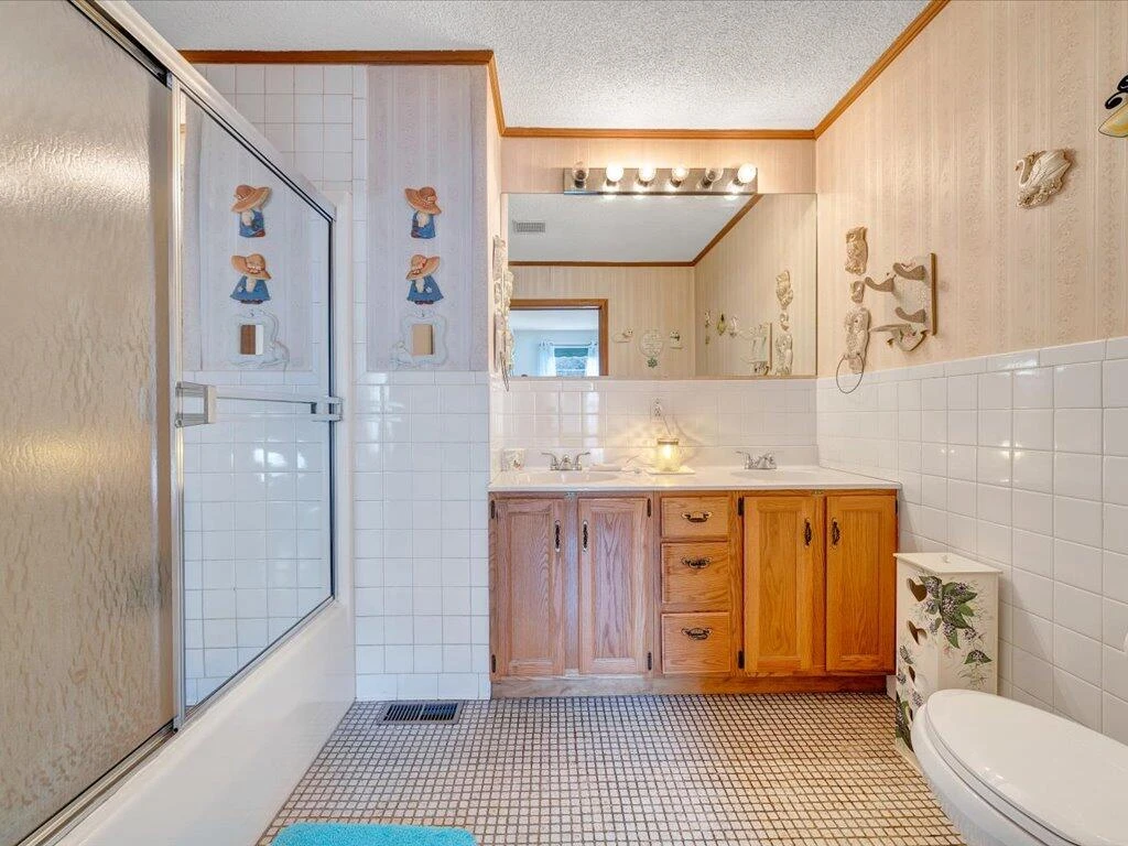 1043 Liberty ST - Photo 28