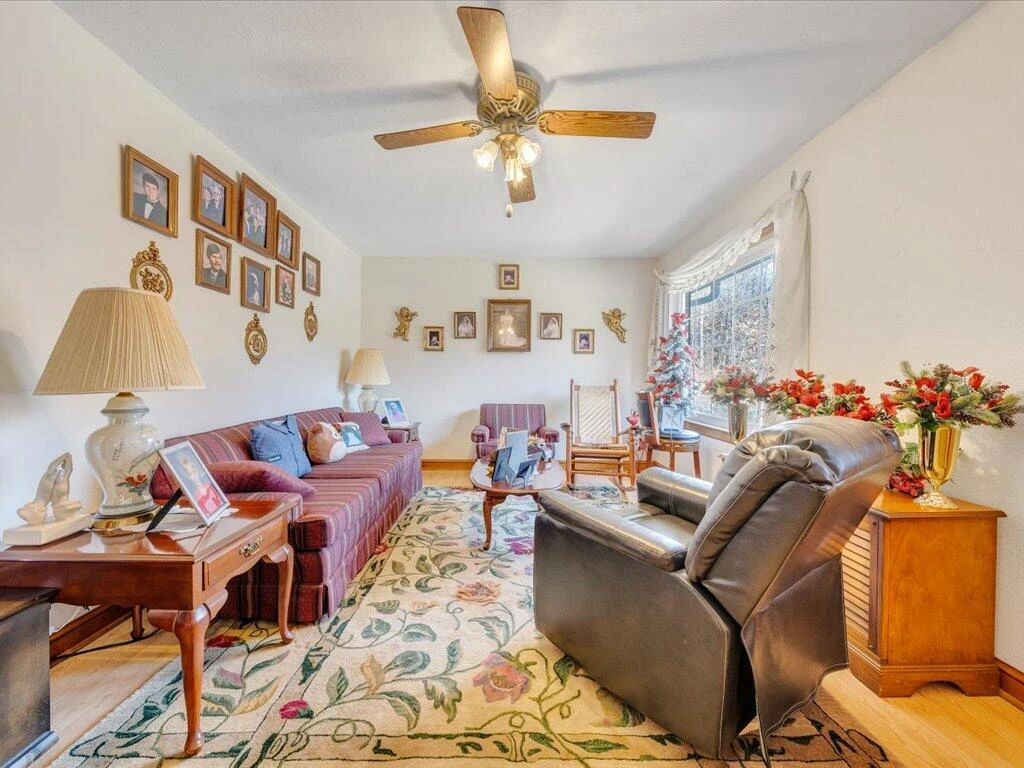 1043 Liberty ST - Photo 3