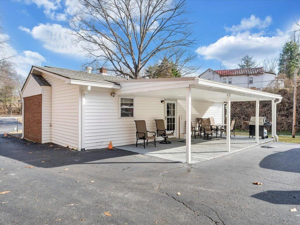 1043 Liberty ST - Photo 30