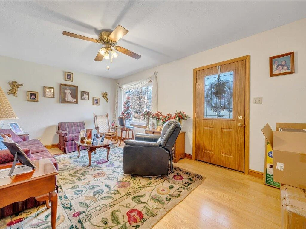 1043 Liberty ST - Photo 4